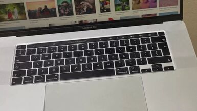 La belle-mère aide à faire les devoirs avec ses lèvres de Latina. Commandez votre propre vidéo personnalisée, faite spécialement pour votre visionnage privé. - 1 image