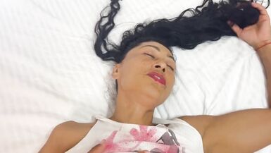 La belle-mère aide à faire les devoirs avec ses lèvres de Latina. Commandez votre propre vidéo personnalisée, faite spécialement pour votre visionnage privé. - 11 image