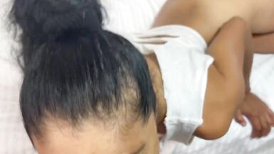 La belle-mère aide à faire les devoirs avec ses lèvres de Latina. Commandez votre propre vidéo personnalisée, faite spécialement pour votre visionnage privé. - 9 image