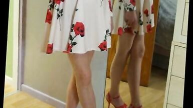 Mature en collants, bas, collants et talons hauts. Véritable femme au foyer.