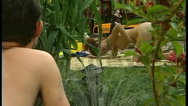 Notgeile Milf bekommt im Garten die Moese geleckt - 1 image