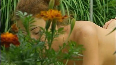 Notgeile Milf bekommt im Garten die Moese geleckt - 12 image
