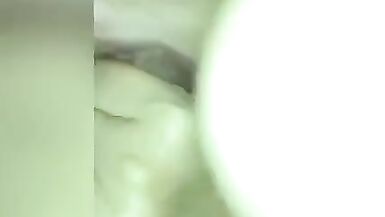 Трахается с подругой, пока соседка в другой комнате - 7 image