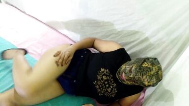 Une fille indienne essaie de cacher son visage, en allant enregistrer leur vidéo de sexe anal de nuit. - 3 image