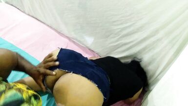 Une fille indienne essaie de cacher son visage, en allant enregistrer leur vidéo de sexe anal de nuit. - 7 image