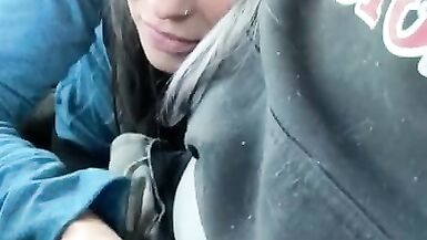 Une jeune fille en train de se faire sucer et dabsorber une énorme quantité deau.