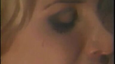 Sa petite amie fait pénétrer une langue dans sa chatte.