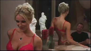 Un homme mange une chatte et senvoie en lair avec des bottes dans sa maison