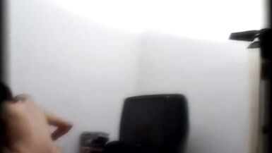 Véritable scène de sexe amateur italien avec une tante MILF en nuisette masturbant et pénétrant sa chatte avide avec un gode géant. - 5 image