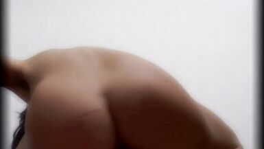 Véritable scène de sexe amateur italien avec une tante MILF en nuisette masturbant et pénétrant sa chatte avide avec un gode géant. - 7 image