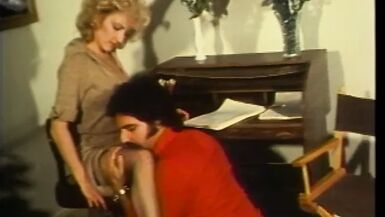 La chatte en chaleur baise et donne de la tête