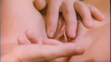 Une femme de ménage blonde et sexy se fait lécher la chatte par une brune - 10 image