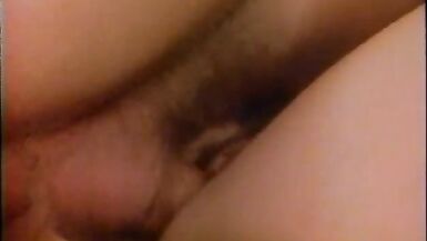 Une femme de ménage blonde et sexy se fait lécher la chatte par une brune - 12 image