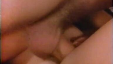 Une femme de ménage blonde et sexy se fait lécher la chatte par une brune - 13 image