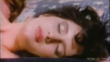 Une femme de ménage blonde et sexy se fait lécher la chatte par une brune