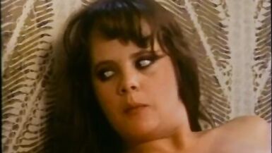 Une femme de ménage blonde et sexy se fait lécher la chatte par une brune - 7 image