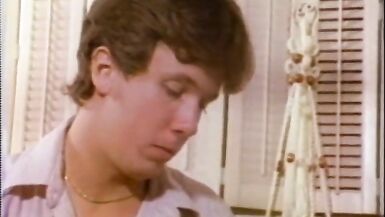 Une femme de ménage blonde et sexy se fait lécher la chatte par une brune - 8 image