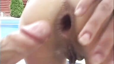 Le mec à la grosse bite adore remplir le trou du cul de cette jolie brune avec sa verge.