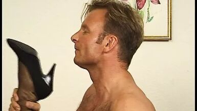 Meli 42 aus Hamburg saugt und bumst den geilen Pferdeschwanz - 1 image