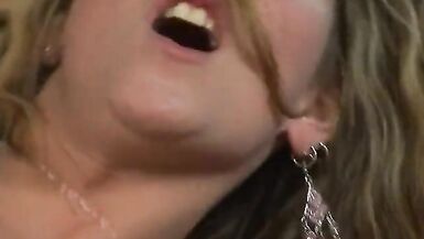 Une salope excitée se fait baiser dans le cul avant que sa copine et elle ne sucent une énorme bite.