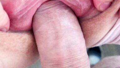 La mère de mon meilleur ami ma séduite alors quil était sous la douche. Lorgasme féminin après lorgasme masculin. Utilisation de mon sperme comme lubrifiant.