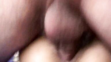 Amateur dans la famille la brune très dévergondée et avide de sexe baise la bite de son demi-frère - 6 image