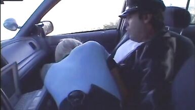 Une étonnante policière blonde aux gros melons a convaincu son partenaire de lui polir les fesses. - 3 image