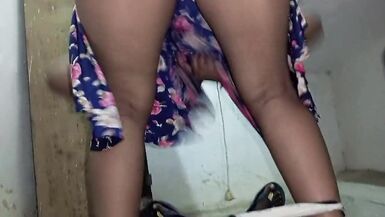 Kaam Wali Ladki Ko Chai Banate Samy Kitchen Me Patak Ke Pel Diya - 8 image