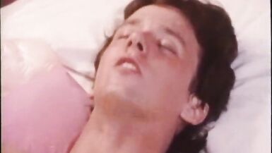 Une brune en chaleur se fait lécher et percer la chatte poilue au lit