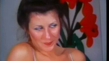 Une brune plantureuse aux courbes arrondies donne un coup de tête mouillé sur le dos.