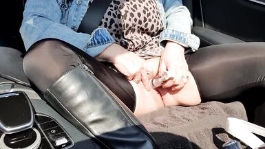 A minha mulher nunca se aborrece durante uma viagem de carro - 8 image
