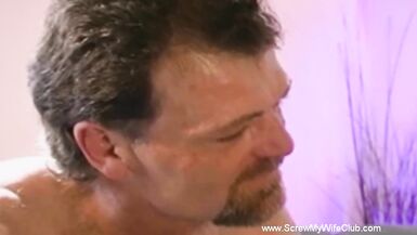 La femme dun échangiste se fait utiliser pour une séance de sexe anal Moment damour