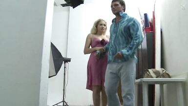 Verlockende Babes werden beim Gruppensex genagelt - 2 image