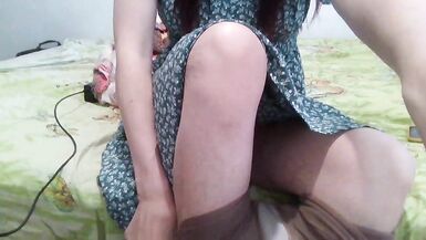 Une milf sexy discute avec son amant dans des bas transparents de couleur chair sur des jambes fines et poilues alors que son mari est sorti. - 5 image