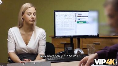 VIP4K. Le manque dargent motive la MILF à vendre sa chatte à lemployé de banque. - 3 image