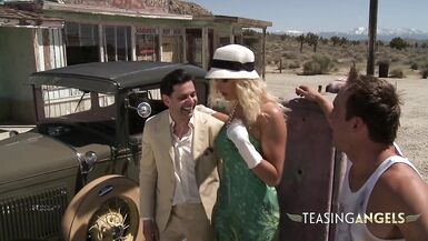 Dos tíos traviesos se follan a tres zorras cachondas