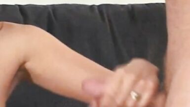 Hübsche Latina MILF Hot Handjob Face Moment für Paar - 2 image