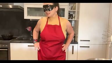 La milf autrichienne avec des seins en silicone de 38F - 1 image