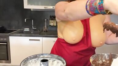 La milf autrichienne avec des seins en silicone de 38F - 12 image