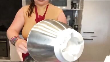 La milf autrichienne avec des seins en silicone de 38F - 14 image