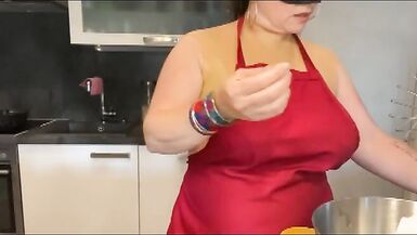 La milf autrichienne avec des seins en silicone de 38F - 2 image