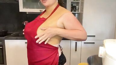 La milf autrichienne avec des seins en silicone de 38F - 3 image