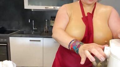 La milf autrichienne avec des seins en silicone de 38F - 9 image