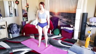 Аврора Уиллоуз занимается йогой в сексуальных шортах с попкой