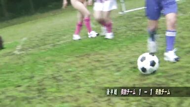 Fussballtrainer nimmt Asiatische Spielerinnen hart ran - 4 image
