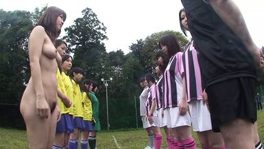 Asiatische Milfs beim gemeinsamen fussballtraining - 1 image