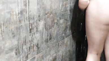 Jespionne ma belle-sœur sous la douche et la découvre en train de se masturber (1)