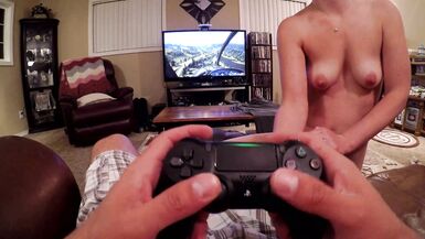 Sucer sa bite pendant quil joue à léjaculation sur les seins