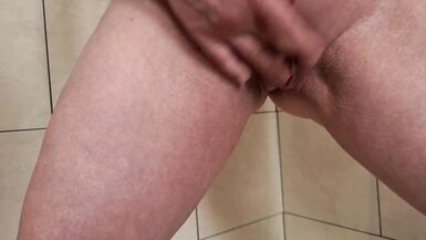 Je me suis rasé sous la douche, mais jai dabord eu besoin de pisser, puis je me suis terminé par un bon baiser avec les doigts et une branlette du clitoris. - 15 image