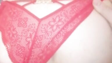 MILF plug se fait prendre en levrette dans la chambre